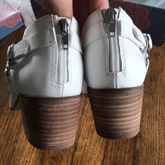 Carlos by Carlos Santana Pointer white pointed toe booties with heel, size 8 - Picture 6 of 10